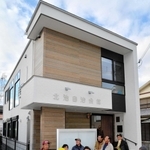 完成した北池自治会館の前で笑顔を見せる住民ら＝高砂市阿弥陀町北池