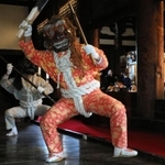 力強く四股を踏む赤鬼と青鬼＝鶴林寺