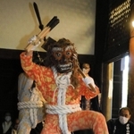 力強く四股を踏む赤鬼と青鬼＝鶴林寺