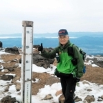 山形県と宮城県にまたがる蔵王山・熊野岳を登頂した川崎弘さん＝２０２１年１０月２５日（本人提供）