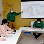 災害時の対応について、事業所職員に説明する福田浩和さん（中央奥）。右側の息子２人も防災士として福祉事業所向けの研修を担う＝ひまわりの郷