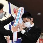 岡田康裕市長（左）から加古川観光大使のたすきを掛けられる横山友紀四段＝ニッケパークタウン