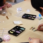 アクセサリーや小物などの制作に、利用者が真剣に取り組む＝加古川市野口町坂井