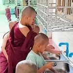 ミャンマーの僧院で手洗いをする子どもたち（山庄司志朗さん提供）