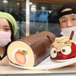 恵方巻きロールと赤鬼くんを作った前川良忠さん（右）ら＝加古川市加古川町篠原町