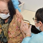 米モデルナ製のワクチンを打ってもらう高齢者＝加古川市民会館