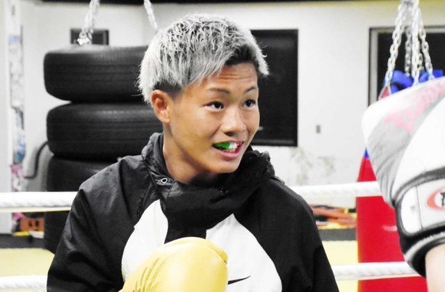 スパーリングで相手をじっと見つめる塚本望夢さん＝加古川市加古川町中津、ＮＪＫＦ　ｔｅａｍ　Ｂｏｎｄｓ