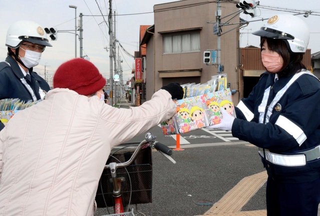 感染対策のため、交通安全の啓発グッズを市民に箱から取ってもらう高砂署員＝高砂市荒井町中新町