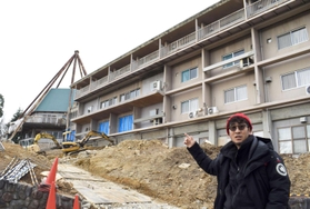 ＯＡＡはりまハイツの本館を改修し、新施設「ＯＮ　ＴＨＥ　ＨＩＬＬ」の開設準備を進める岡本亮さん＝日岡山公園