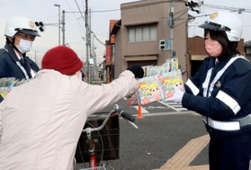 感染対策のため、交通安全の啓発グッズを市民に箱から取ってもらう高砂署員＝高砂市荒井町中新町
