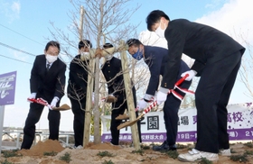 ハナミズキの記念植樹に臨む（右から）元主将の原正宗さんと福村順一監督ら＝東播磨高校