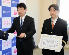 人命救助の感謝状を受け取る松本裕之さん（左）と橋本秀美さん＝加古川市加古川町本町