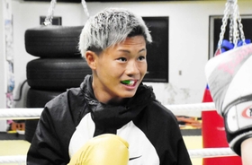 スパーリングで相手をじっと見つめる塚本望夢さん＝加古川市加古川町中津、ＮＪＫＦ　ｔｅａｍ　Ｂｏｎｄｓ