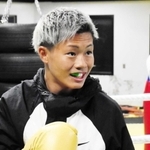 スパーリングで相手をじっと見つめる塚本望夢さん＝加古川市加古川町中津、ＮＪＫＦ　ｔｅａｍ　Ｂｏｎｄｓ