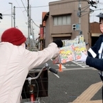 感染対策のため、交通安全の啓発グッズを市民に箱から取ってもらう高砂署員＝高砂市荒井町中新町