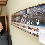 昨年１２月に集まったコウノトリ６４羽の写真を自宅に飾る金沢正己さん（左）と細工所ため池協議会会長の前田茂男さん＝加古川市志方町細工所