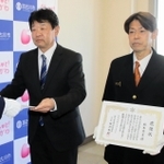人命救助の感謝状を受け取る松本裕之さん（左）と橋本秀美さん＝加古川市加古川町本町
