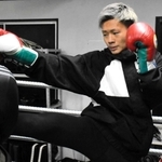 ミットに鋭い蹴りを入れる塚本望夢さん＝加古川市加古川町中津、ＮＪＫＦ　ｔｅａｍ　Ｂｏｎｄｓ