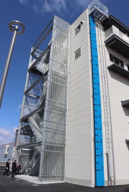 高さ約１８メートルの訓練棟。「かこてらす」に隣接し、訓練を間近で見ることができる＝加古川市平岡町一色