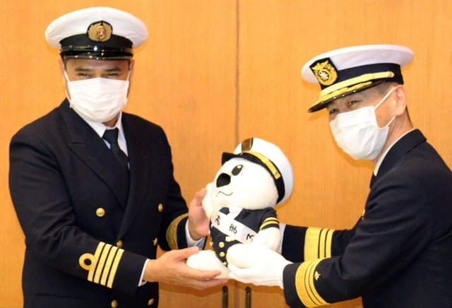 第１１管区海上保安本部の一條正浩本部長（右）と記念撮影するノルベルト・アンソン・コルモ・ジュニア船長＝神戸製鋼所加古川製鉄所