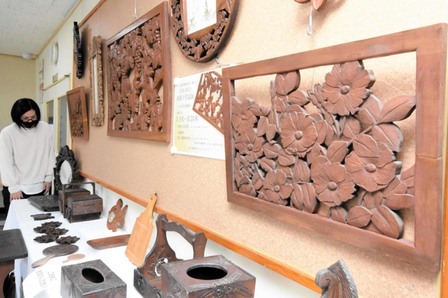 佐伯美代子さんが作った木彫りの作品＝東部コミュニティセンター