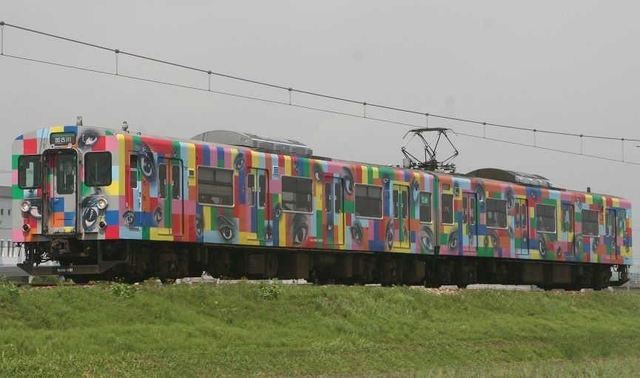 横尾忠則氏がデザインしたＪＲ加古川線のラッピング電車＝松風ギャラリー提供