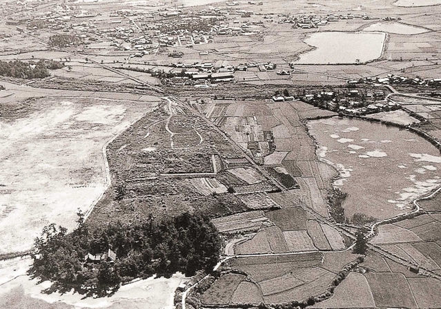 上空から見た発掘調査が始まる前の大中遺跡（１９６２年、播磨町提供）