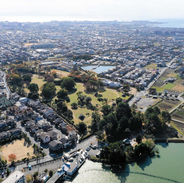 住宅街の中に広がる大中遺跡公園（県立考古博物館提供）