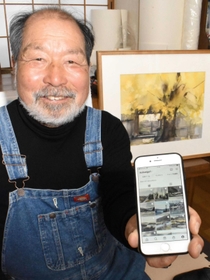 水彩画を日々描き、インスタグラムへの投稿を続ける木沢平通さん＝高砂市