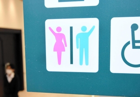 腕を上げ、手招きしているように見えるトイレの絵文字＝加古川市加古川町篠原町、加古川総合保健センター