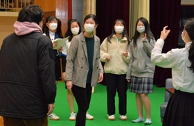 吉本新喜劇の構成作家（左端）の指導を受けながらツッコミの仕方を学ぶ生徒＝高砂南高校