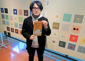 「自分や家族、友達の大切な日の作品を探してみて」と話す西嶋輝さん＝加古川市平岡町新在家