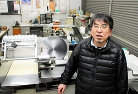 加古川市公設地方卸売市場の廃止決定を受け、２０２３年３月での廃業を決めた「いろは精肉店」の池田義雄さん＝同市野口町長砂