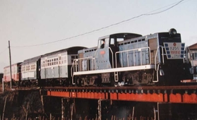 １９８４年に廃線となった別府鉄道を捉えた１枚＝松風ギャラリー提供