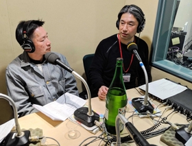 ラジオ番組「防災ショットバー」に出演する大西賞典さん（右）ら＝２０１９年３月、加古川市加古川町粟津（大西さん提供）