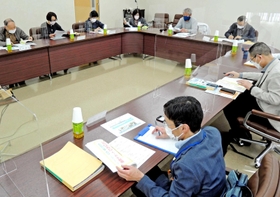 通院支援のスタートに向け、課題を話し合った氷丘地区ささえあい協議会の会合＝加古川市加古川町寺家町、市総合福祉会館