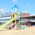４月にオープンする「かこてらす」（右奥）と、屋外広場＝加古川市平岡町一色