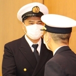 人命救助に貢献したとして、第１１管区海上保安部の一條正浩本部長と握手するノルベルト・アンソン・コルモ・ジュニア船長＝加古川市金沢町、神戸製鋼所加古川製鉄所