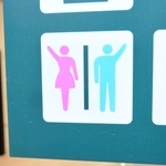 腕を上げ、手招きしているように見えるトイレの絵文字＝加古川市加古川町篠原町、加古川総合保健センター