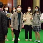 吉本新喜劇の構成作家（左端）の指導を受けながらツッコミの仕方を学ぶ生徒＝高砂南高校