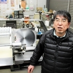 加古川市公設地方卸売市場の廃止決定を受け、２０２３年３月での廃業を決めた「いろは精肉店」の池田義雄さん＝同市野口町長砂