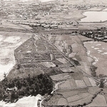 上空から見た発掘調査が始まる前の大中遺跡（１９６２年、播磨町提供）