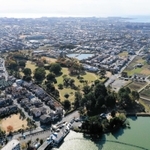 住宅街の中に広がる大中遺跡公園（県立考古博物館提供）