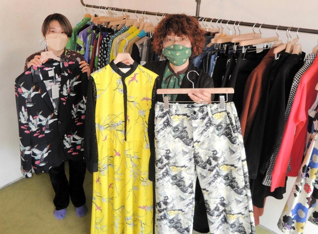 セミオーダーブランドを運営する籠谷裕美さん（右）と長女美桜さん。持っている服の生地は、いずれも美桜さんがデザインしたものだ＝高砂市