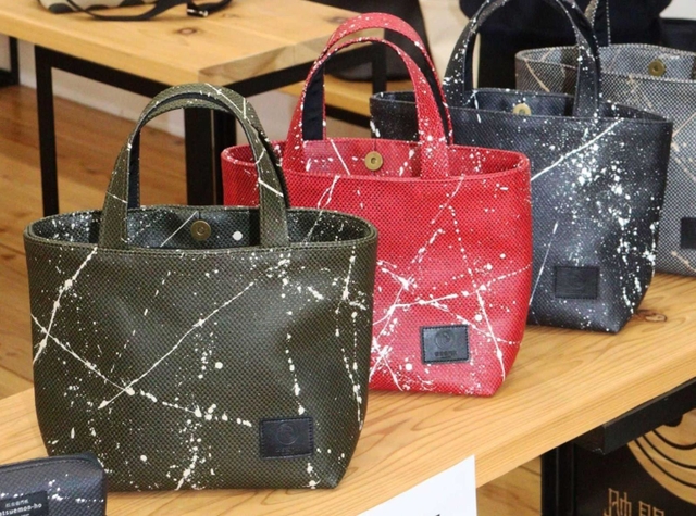 松右衛門帆を使った色とりどりのバッグ＝高砂市高砂町今津町