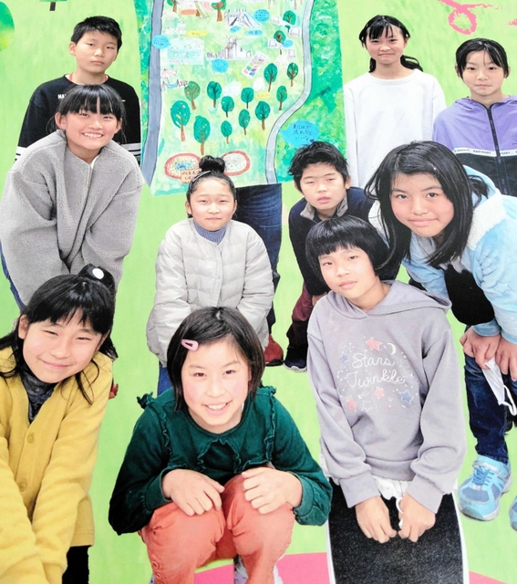 鹿島・扇平自然公園の再整備資金を募る児童が写るポスター