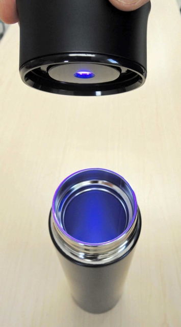 除菌タンブラー。ふたの発光ダイオード（ＬＥＤ）ライトから紫外線を９０秒照射し、内側の水筒部分や内容物を除菌する＝加古川市八幡町野村