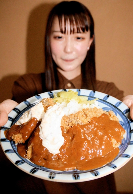 カキ料理店「かき庄」と、かつめし店「うしくんの加古川かつめし亭」が考案した「カキフライ＆かつめし」＝加古川市加古川町篠原町、かき庄