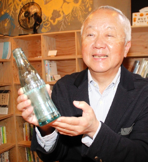 カコ・コーラの瓶が見つかった経緯を語る田中茂さん＝加古川市加古川町寺家町
