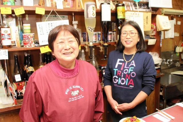 カコ・コーラを製造していた頃のことを語る新興酒店の高見洋子さん（左）と長女逸子さん＝加古川市加古川町平野